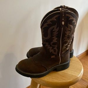 Size 8 women’s justin gypsy boots lightly worn  great boots